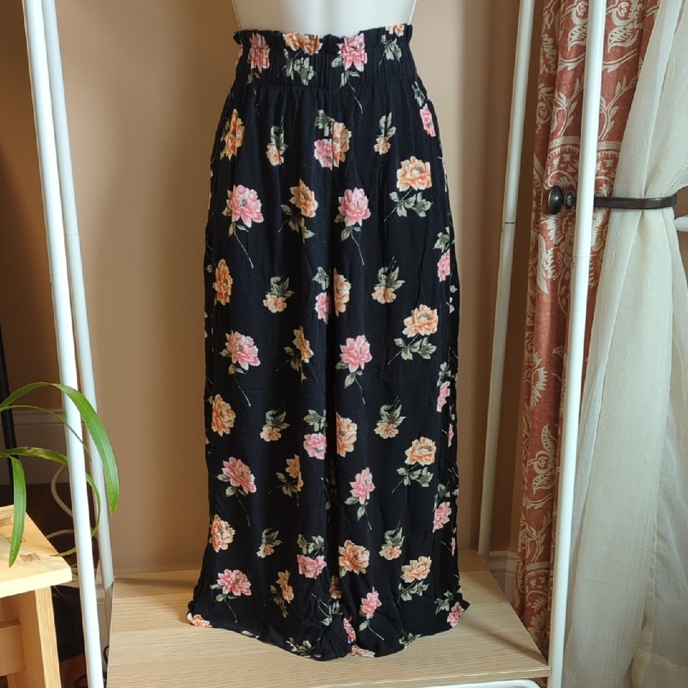 American Eagle Outfitters Black Floral Cropped Pants